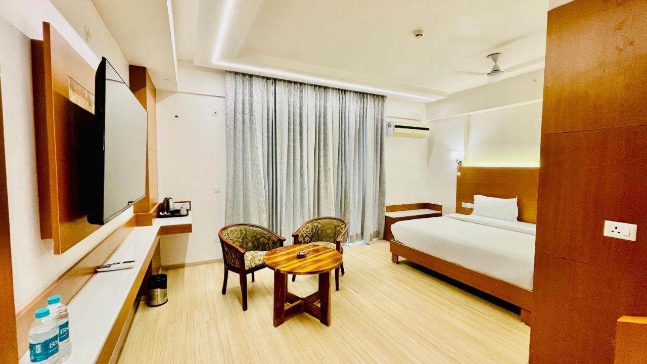 Neel Skye - Couple Friendly - Dlf My Pad, Gomtinagar , Lucknow Aparthotel Kültér fotó
